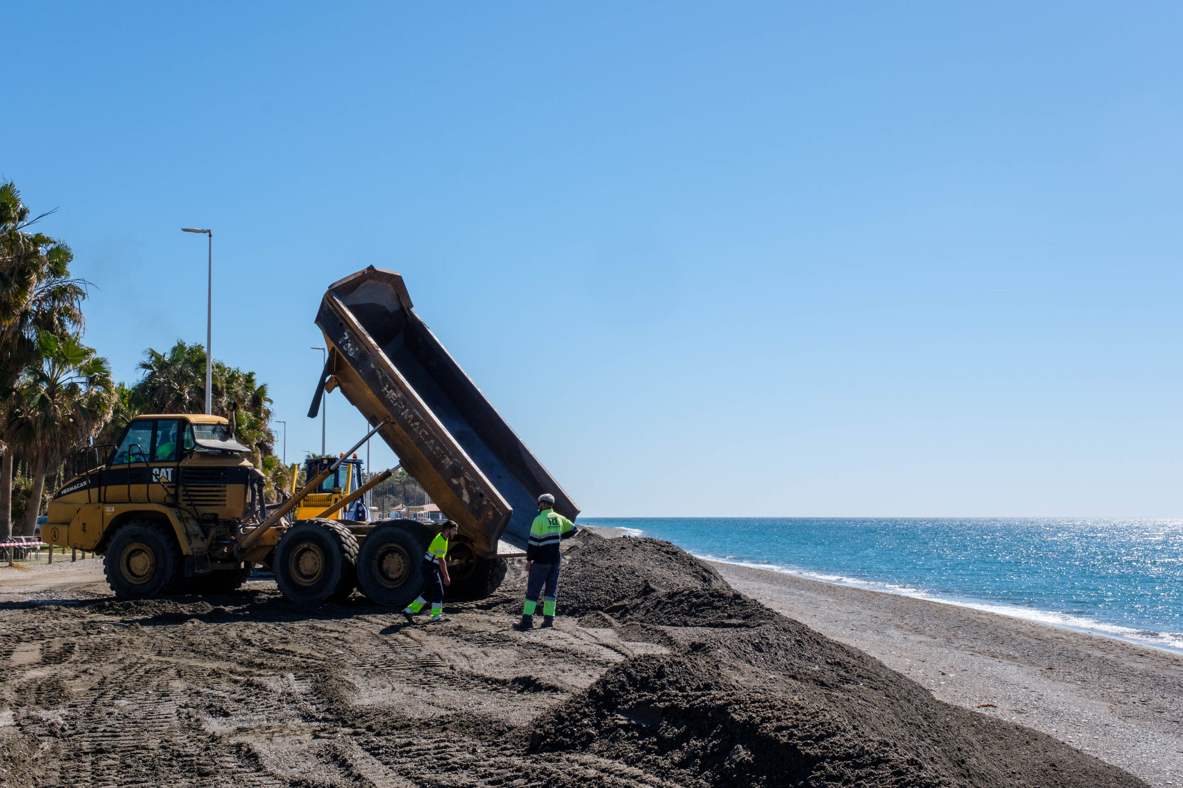 La puesta a punto de las playas de Granada de cara a Semana Santa, en imágenes