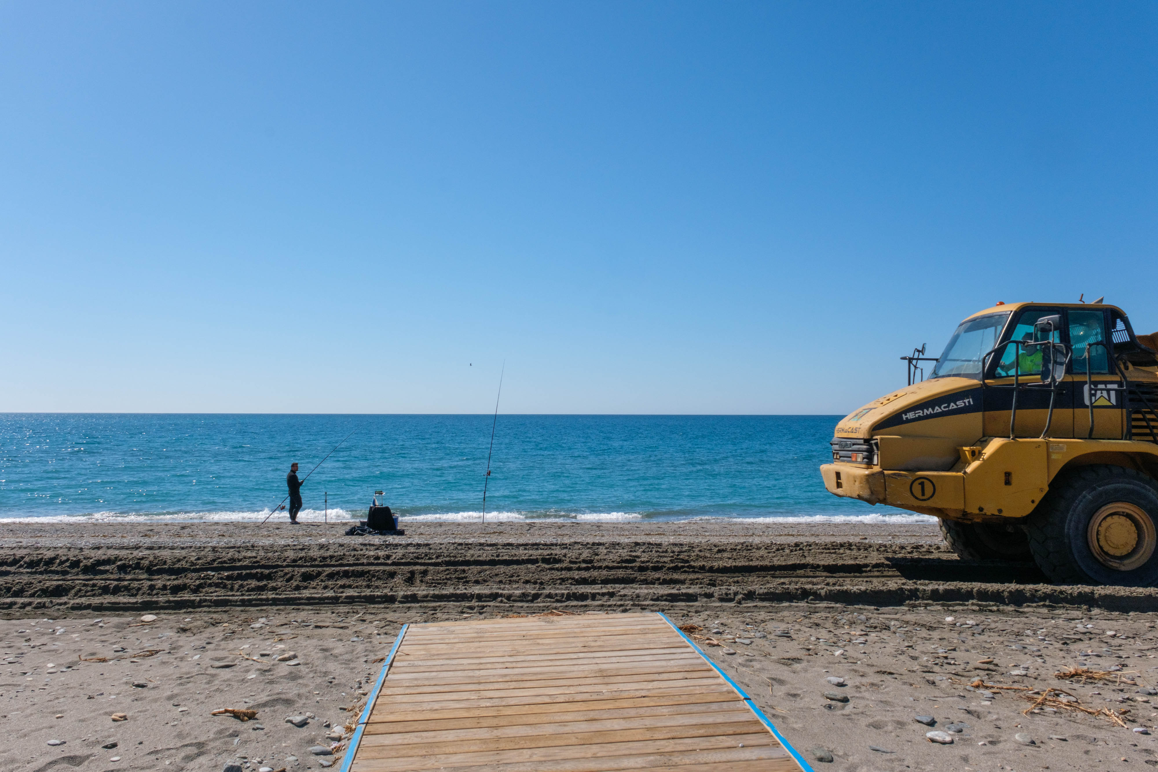 La puesta a punto de las playas de Granada de cara a Semana Santa, en imágenes