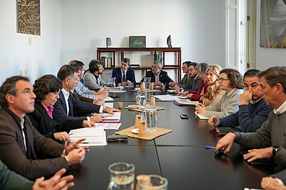 Hugo Morán y el delegado del Gobierno en Andalucía, Pedro Fernández, con los alcaldes de la zona.