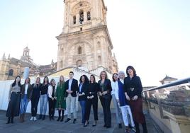 Las representantes de las organizaciones empresariales granadinas junto a las diputadas y al presidente de AJE.