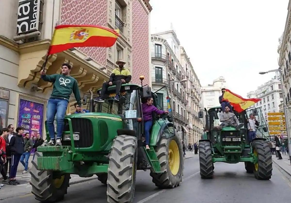 Tractores en la calle Recogidas.
