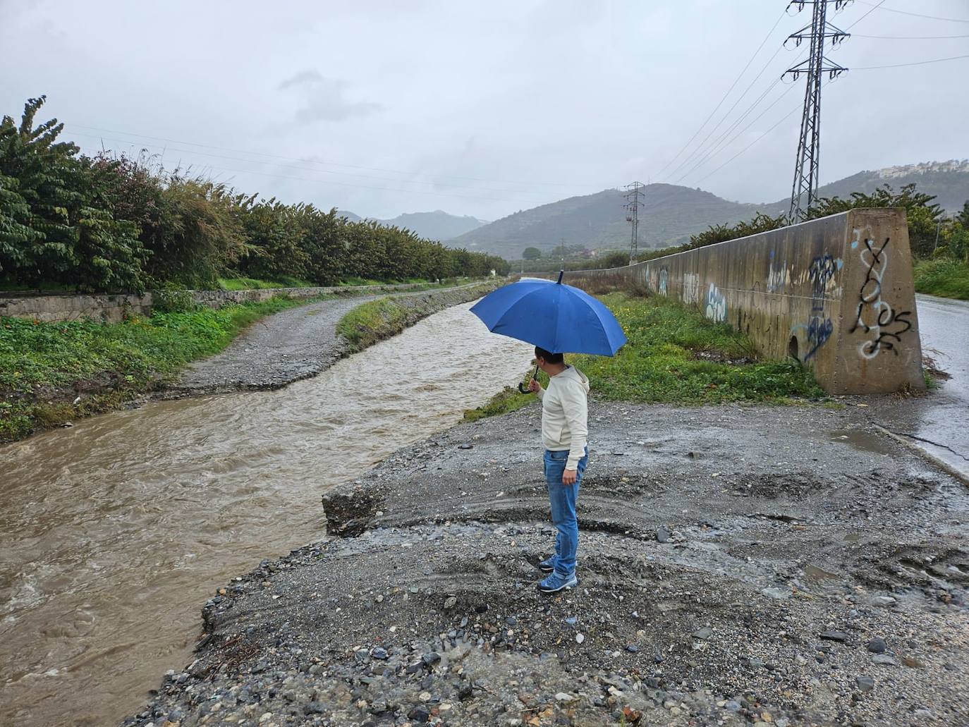 El agua fluye por Río Verde, que palidecía por una sequía que amenaza 3.500 hectáreas de subtropicales.