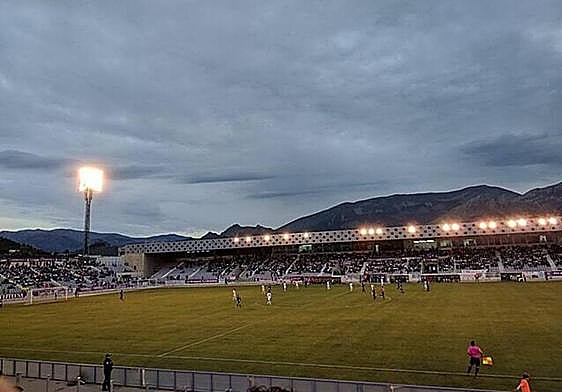 Estadio de la Victoria con la iluminación encendida.