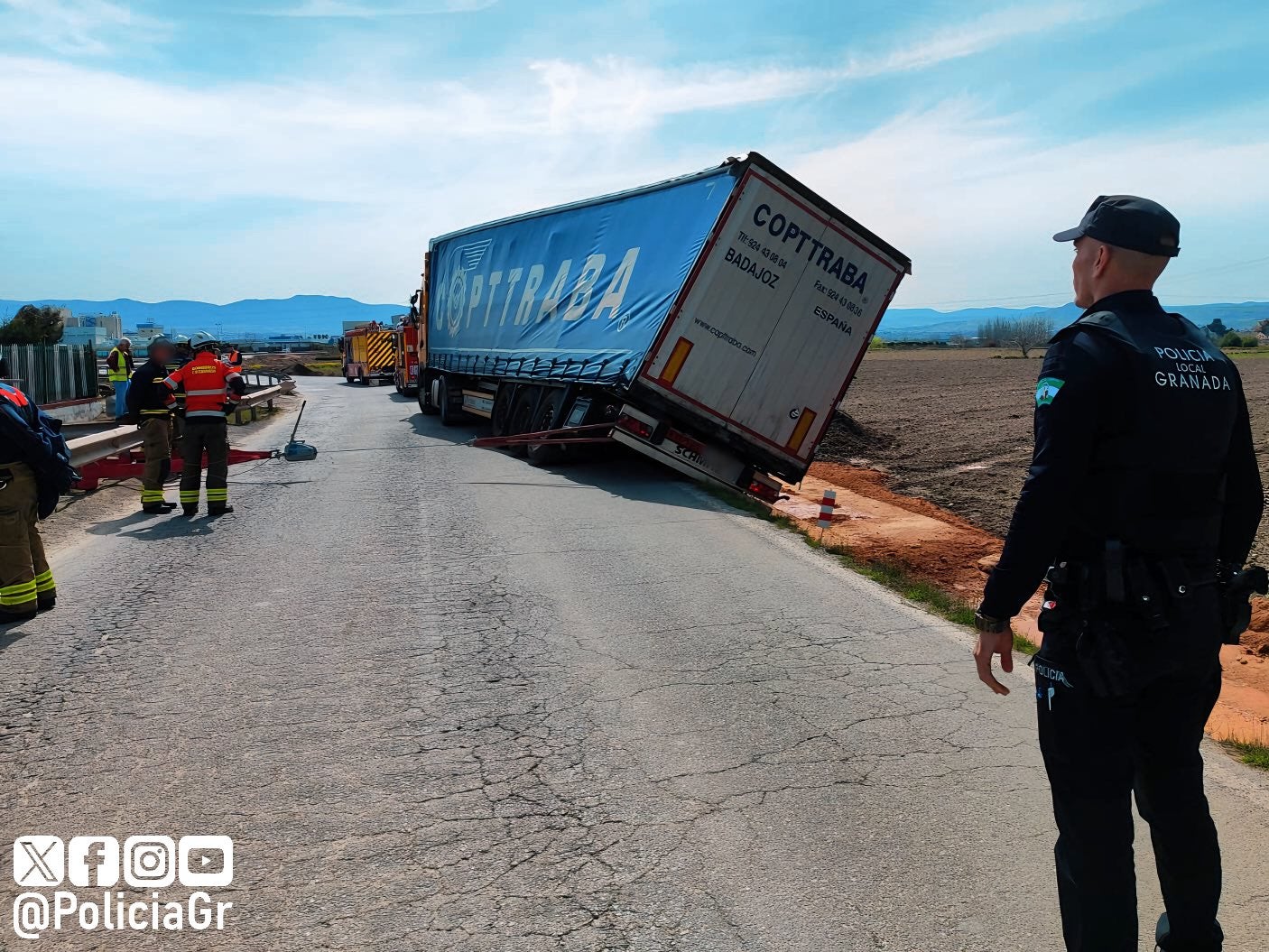 Camión queda fuera de la vía en el Camino de Purchil