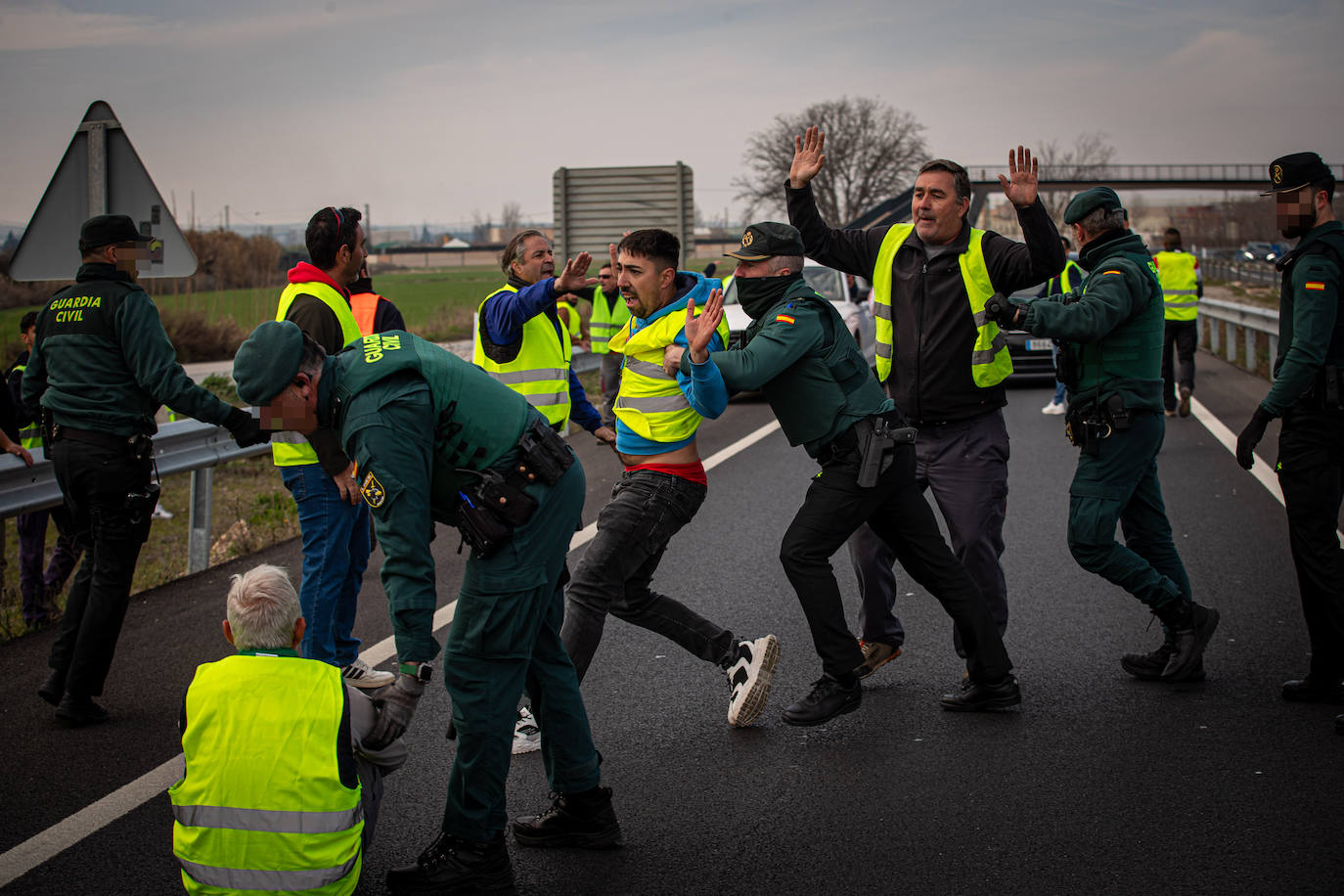 Agricultores en el corte de la autovía A-92 del 7 de febrero donde hubo enfrentamientos con la Guardia Civil.