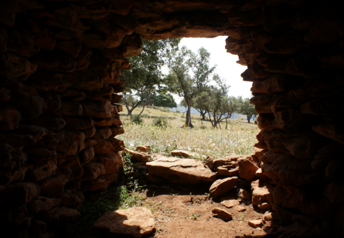 Imagen secundaria 1 - El poblado prehistórico de Granada cuyas murallas se ven desde el cielo