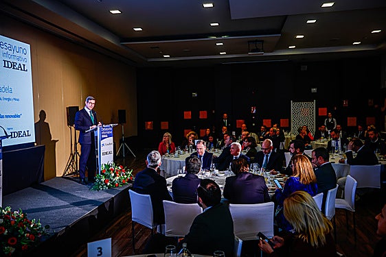 El consejero de Industria, Minas y Energía, Jorge Paradela, durante su intervención en el desayuno informativo de IDEAL.