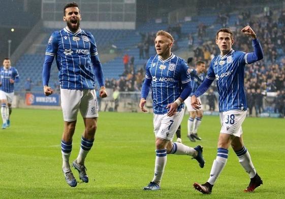 Dani Ramírez, en el centro, celebra con un salto un gol con Kamil Józwiak a la derecha durante un partido que compartieron con el Lech Poznan.