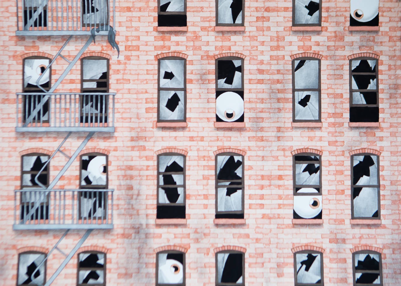 Ojos mirando a través de las ventanas de una fachada característica de los edificios de Harlem.