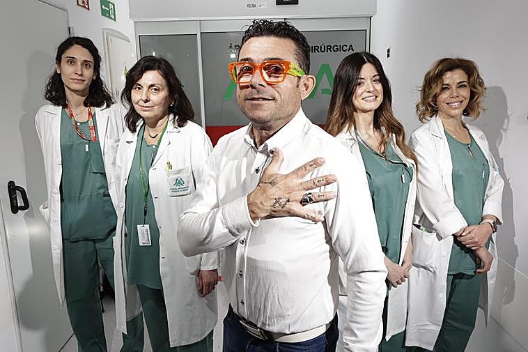 Luis Díaz y el equipo de cirujanas del Virgen de las Nieves que le salvó la vida.