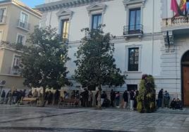 Colas en la puerta del Ayuntamiento de Granada este viernes.