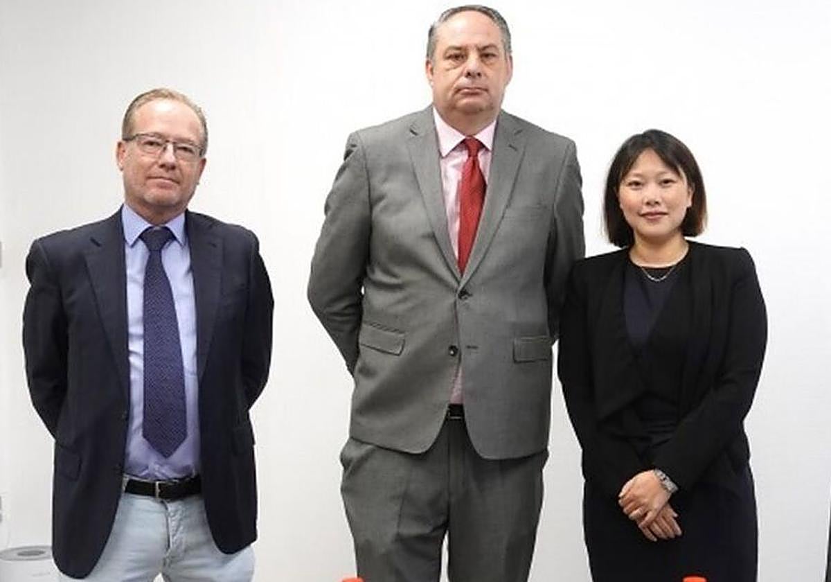Los representantes de los accionistas minoritarios del Granada, con la presidenta Sophia Yang.