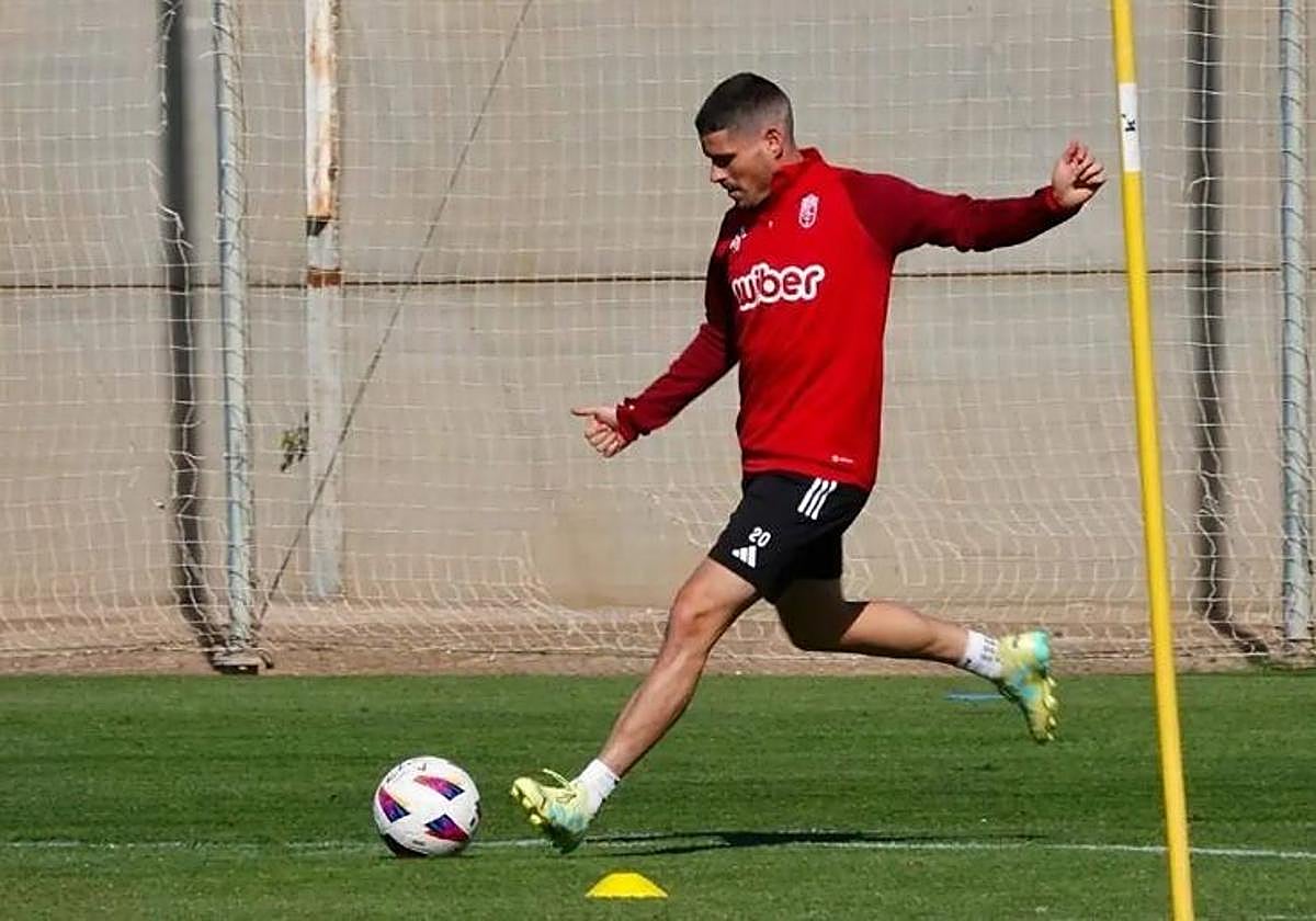 Sergio Ruiz golpea un balón durante un entrenamiento.