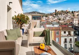 El hotel ofrece vistas a la Alhambra.
