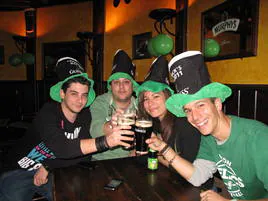 Celebración del Día de San Patricio en un pub de Granada.