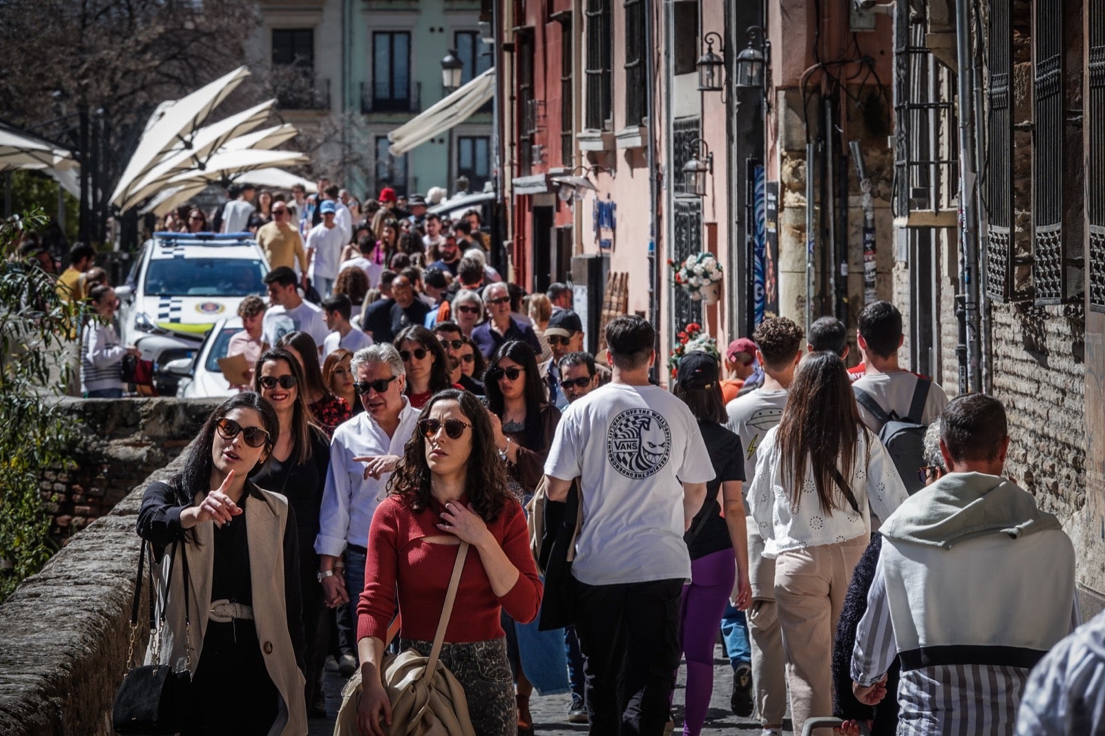 Las imágenes de Granada a reventar: calles y bares repletos