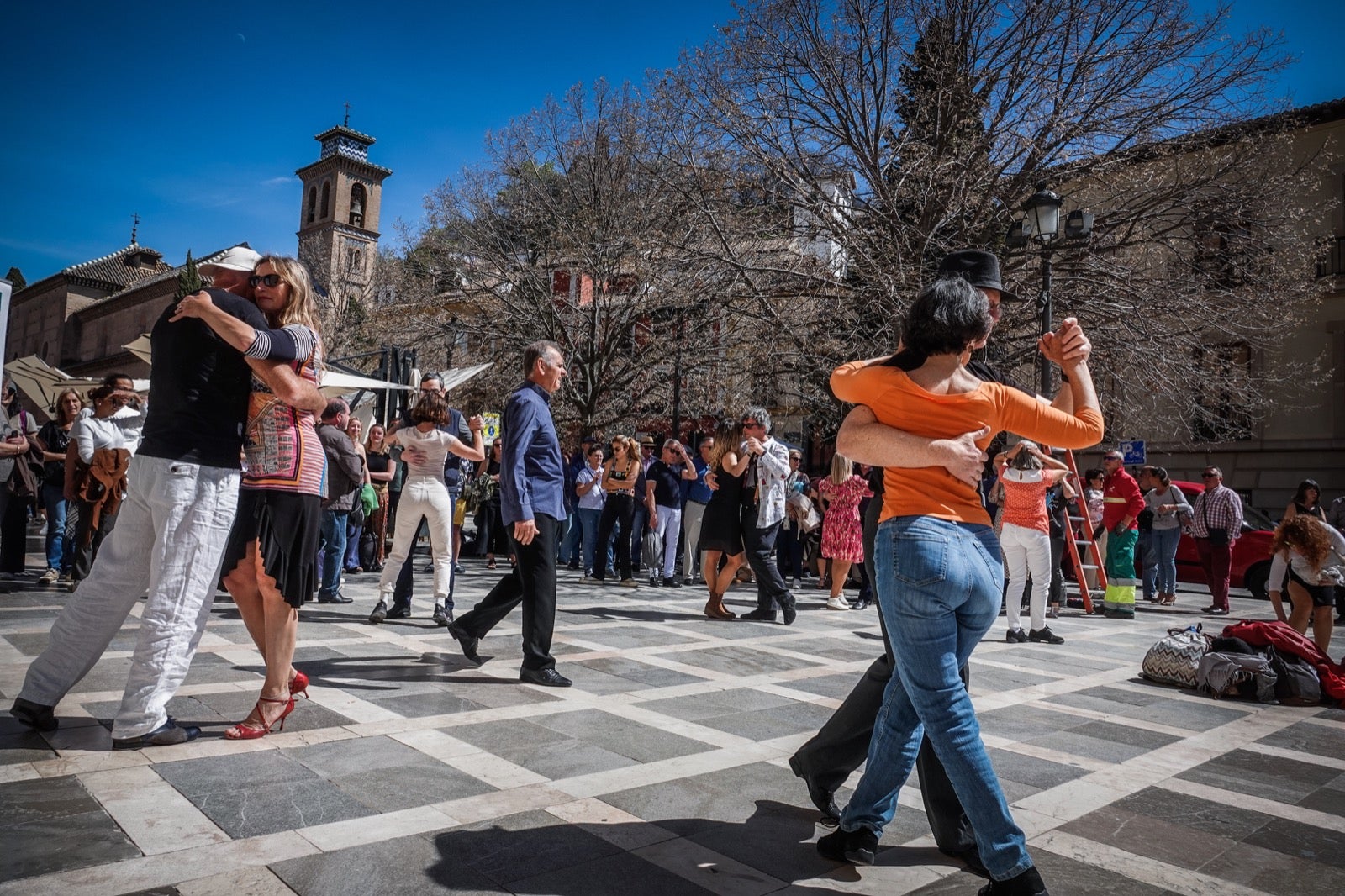 Las imágenes de Granada a reventar: calles y bares repletos