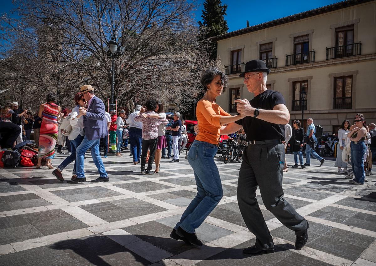 Imagen secundaria 1 - Las calles de Granada son este fin de semana un museo al aire libre de buen ambiente, temperaturas agradables y todo tipo de actividades.