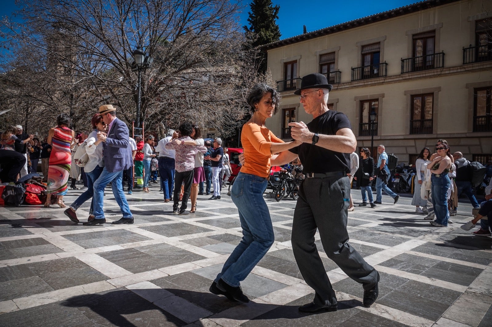 Las imágenes de Granada a reventar: calles y bares repletos