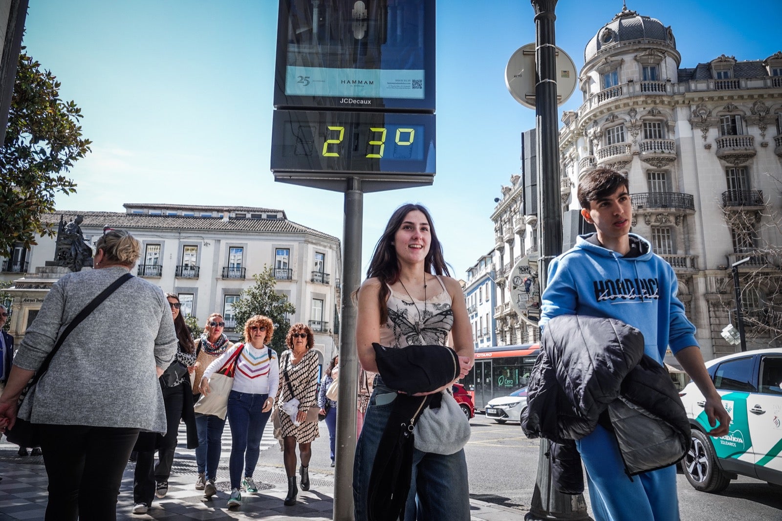 Las imágenes de Granada a reventar: calles y bares repletos