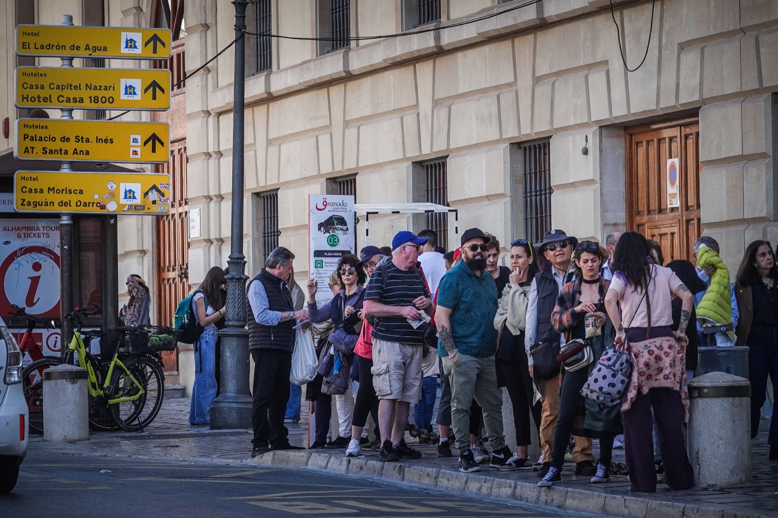 Las imágenes de Granada a reventar: calles y bares repletos