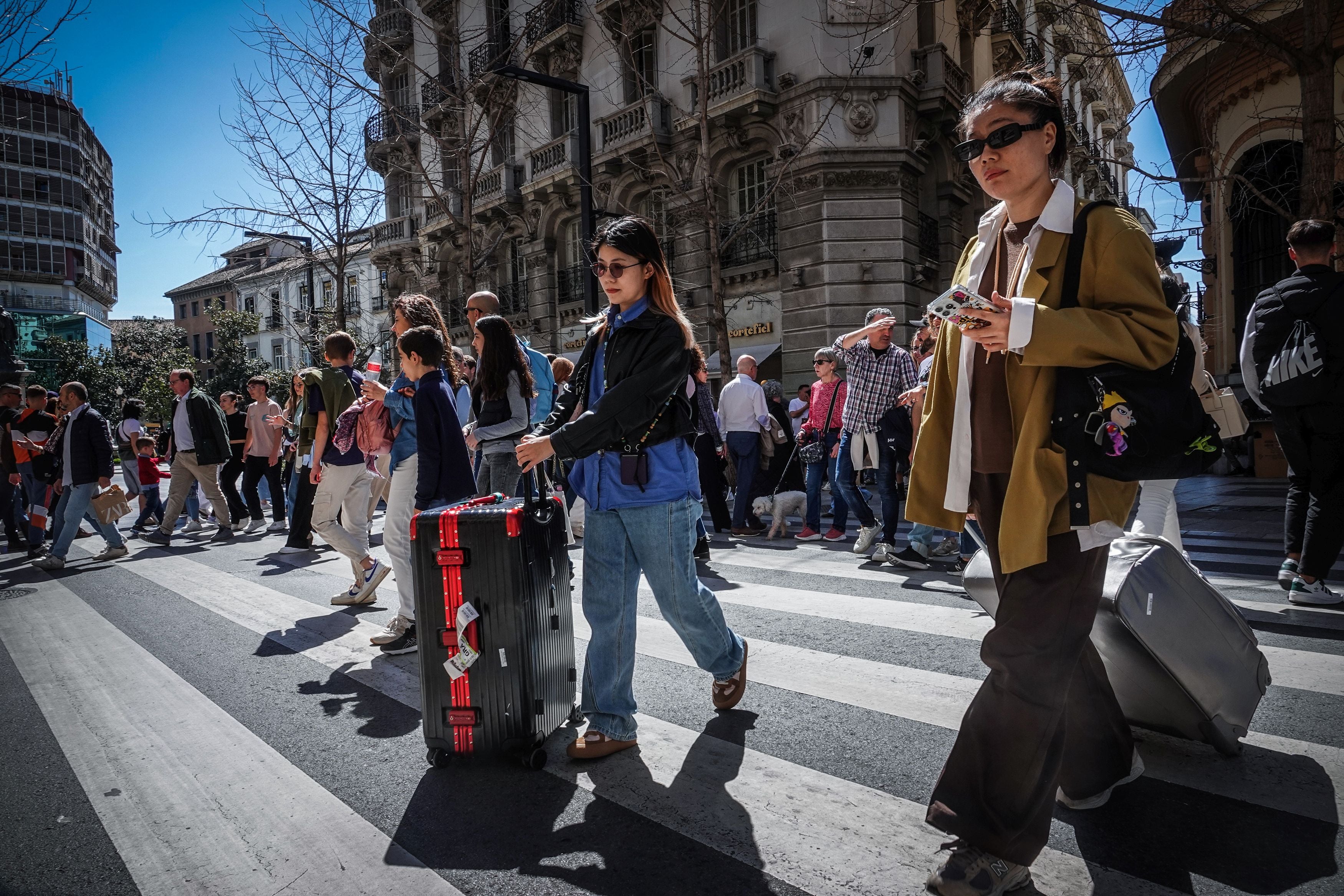 Las imágenes de Granada a reventar: calles y bares repletos