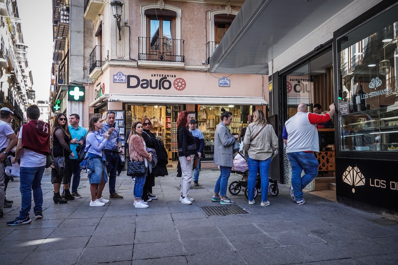 Las imágenes de Granada a reventar: calles y bares repletos