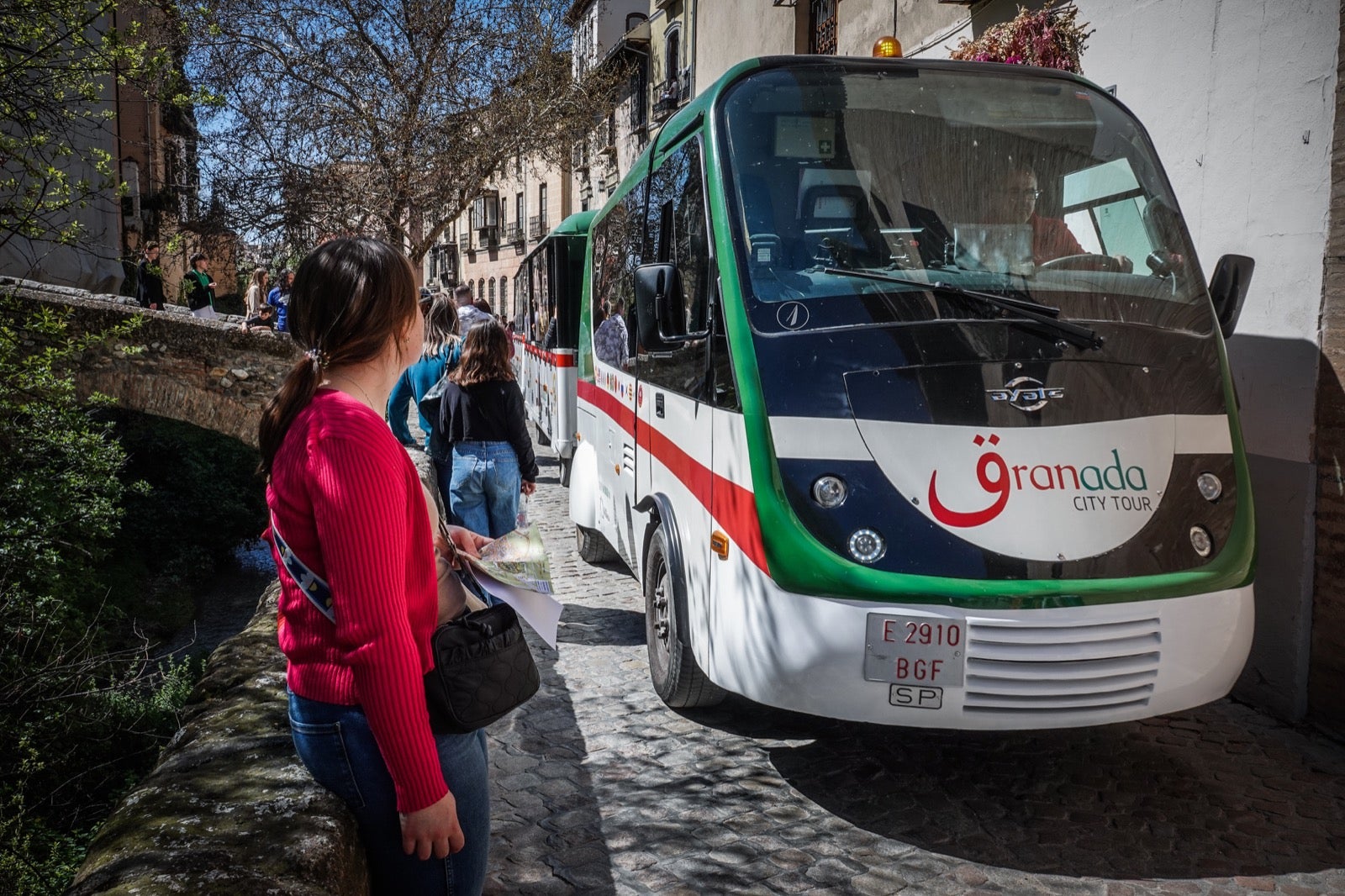 Las imágenes de Granada a reventar: calles y bares repletos