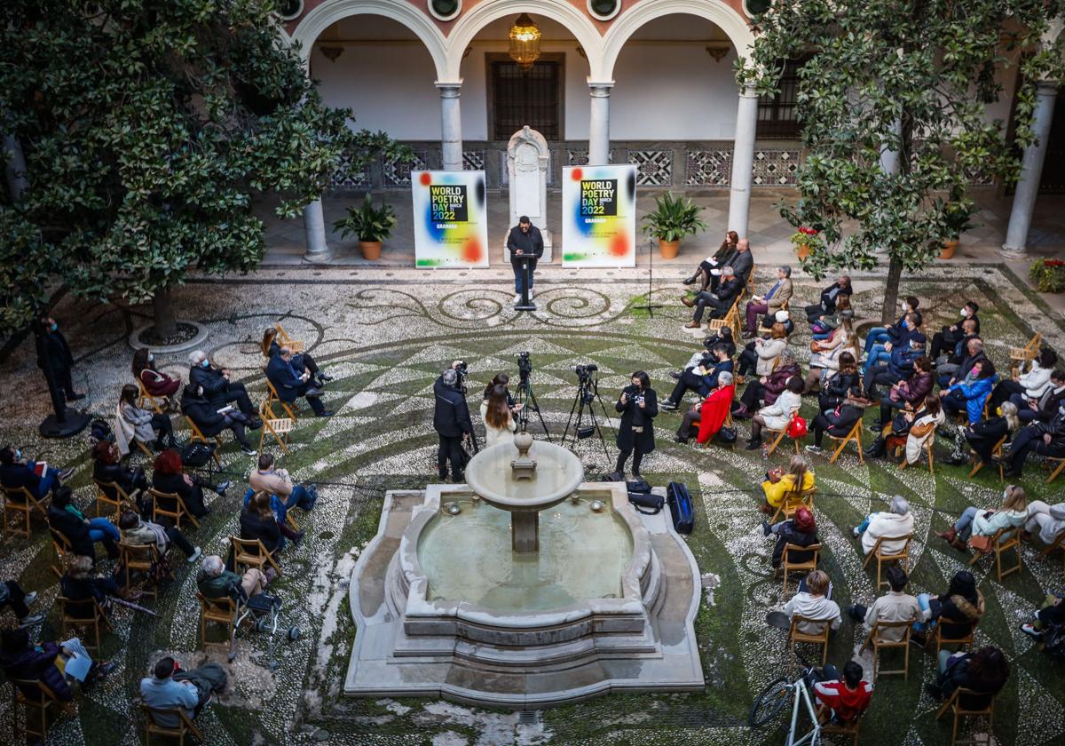 Acto inaugural del Día Mundial de la Poesía en 2022, en el patio del Ayuntamiento.