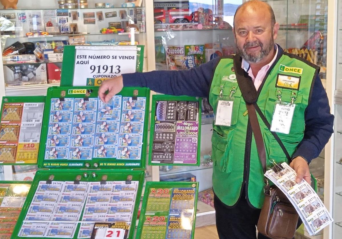 Gregorio, el vendedor de la ONCE del restaurante Venta Quemada de Cúllar, junto a la A-92.