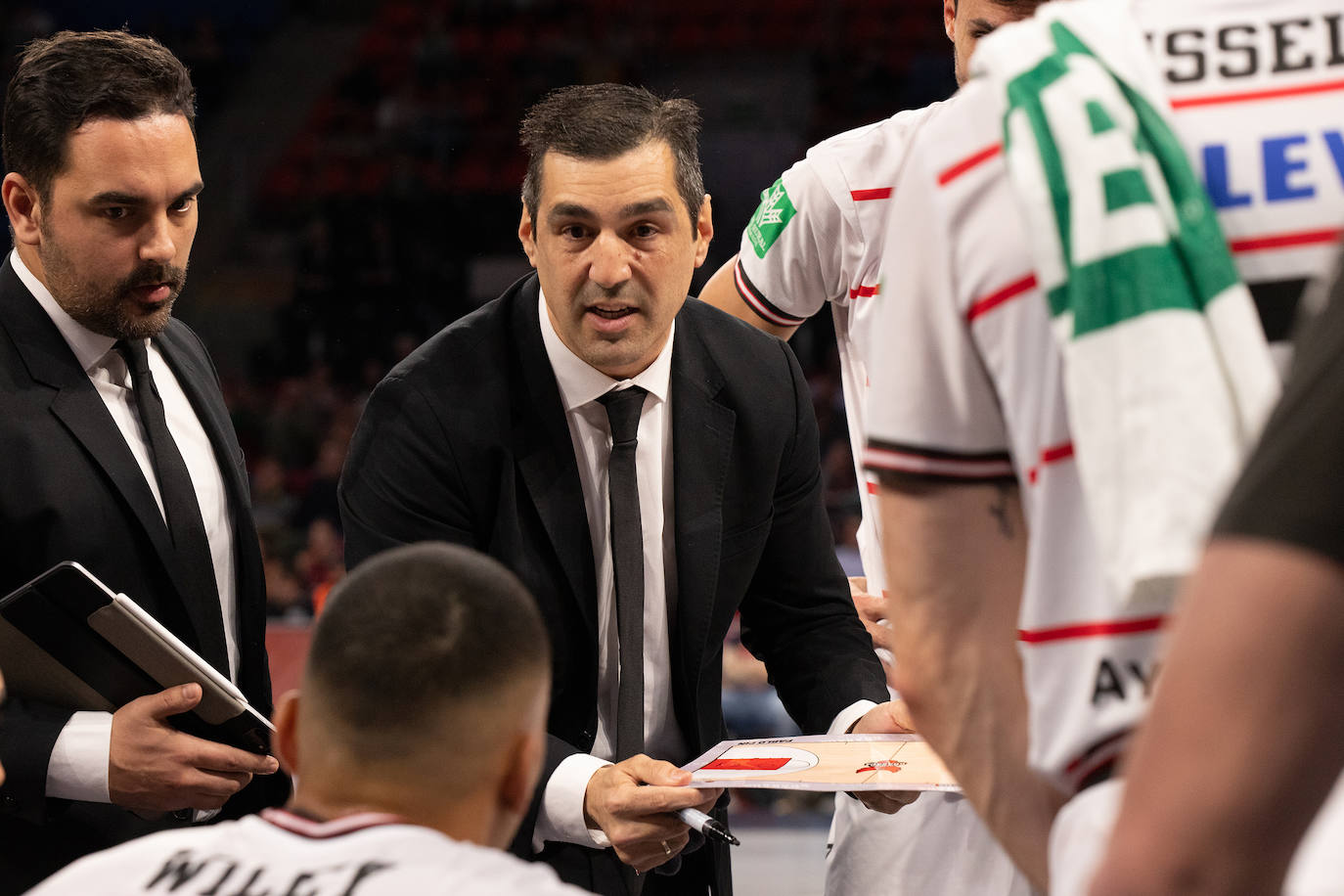 Pablo Pin se dirige a Jacob Wiley durante un tiempo muerto en el pabellón Fernando Buesa Arena.