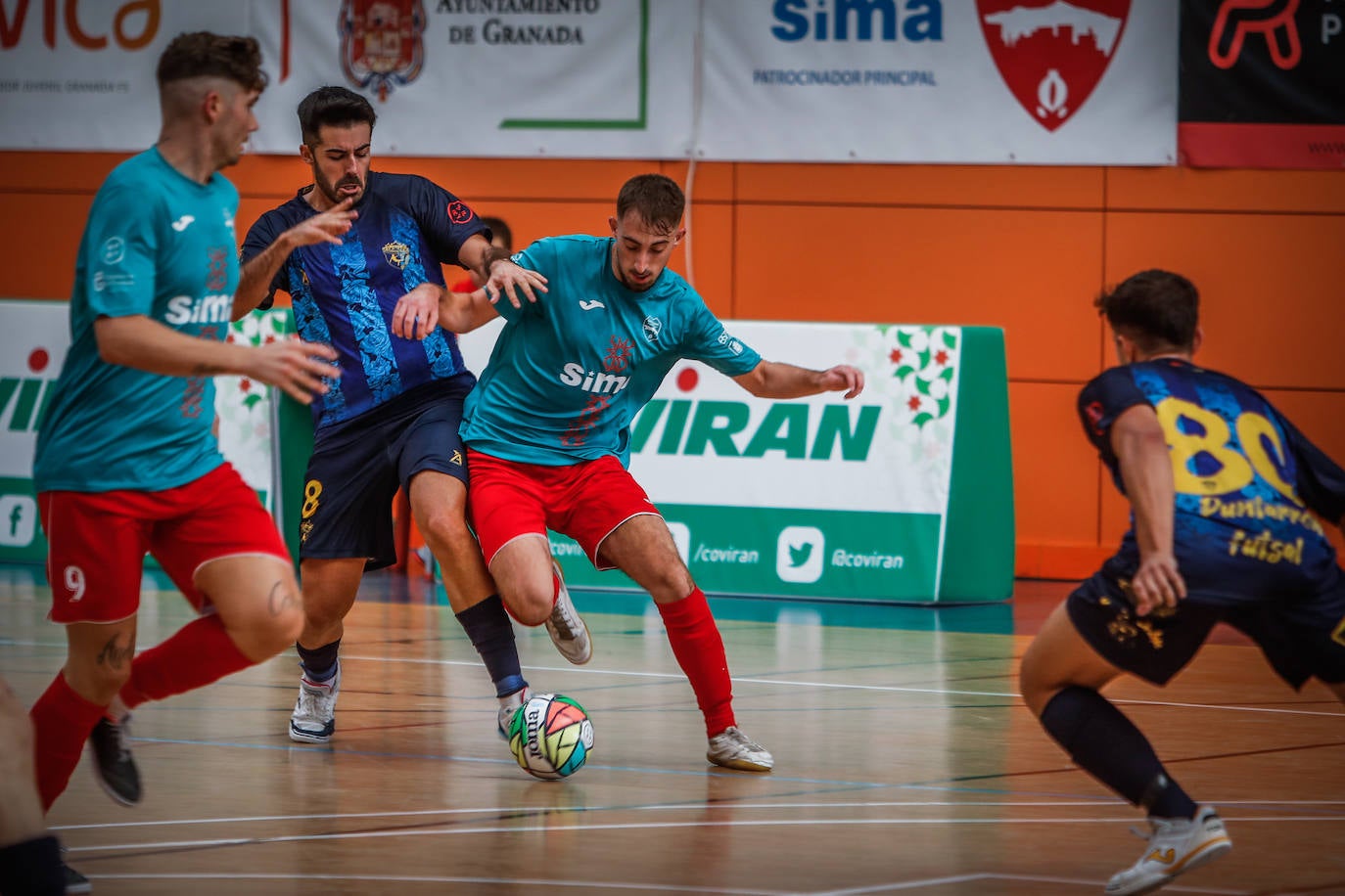 Un jugador del Sima Granada trata de hacerse con el balón.