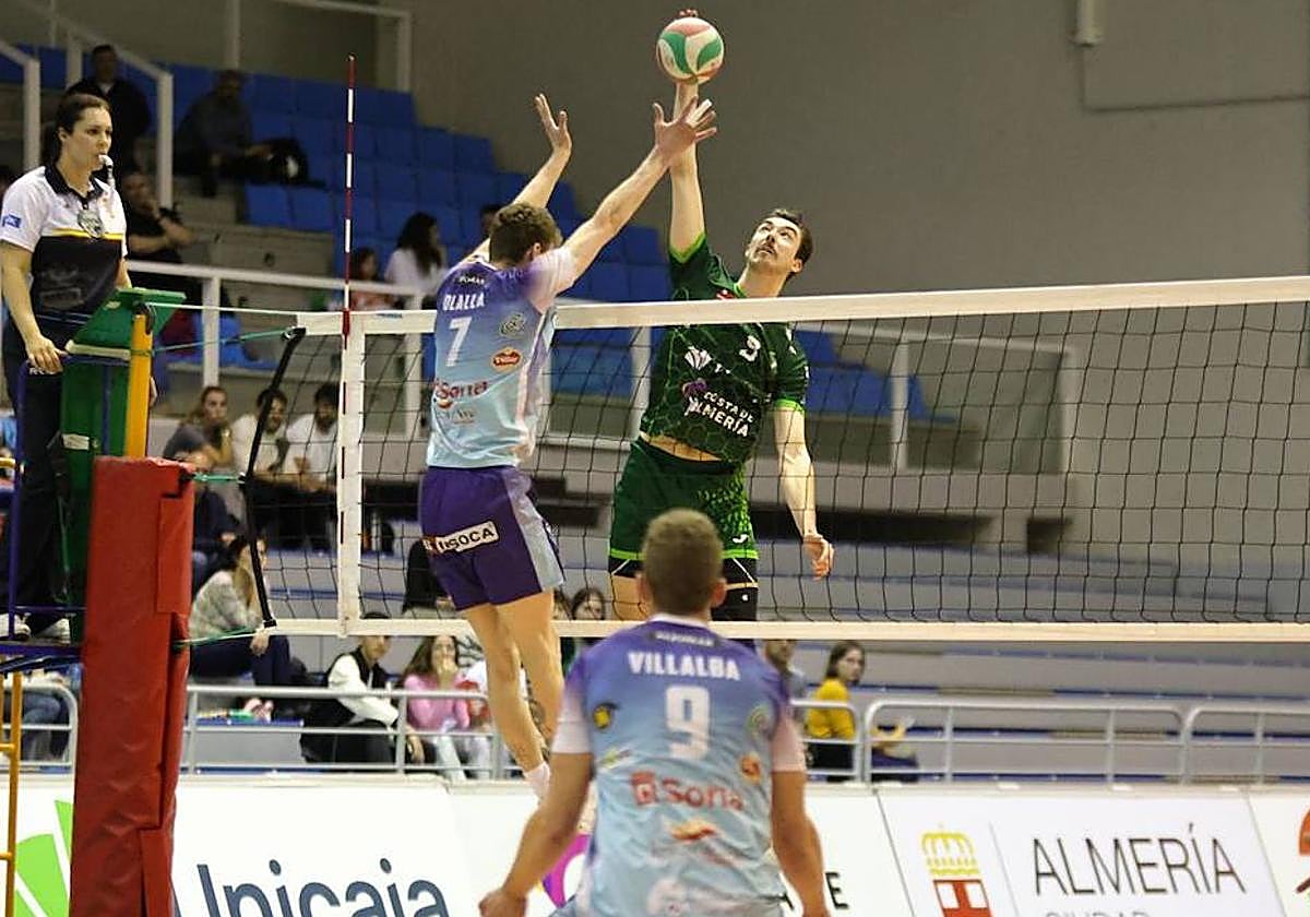 Neaves supera el bloqueo de Adrián Olalla.