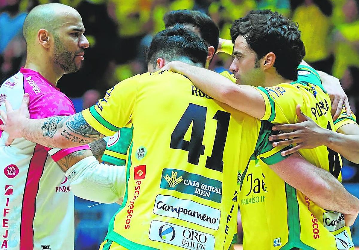 El meta Dudu, titular en lugar de Espíndola, se abraza con sus compañeros tras uno de los tantos del Jaén Paraíso Interior FS.