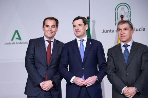 El presidente de la Junta de Andalucía, Juanma Moreno (c), junto al presidente del Tribunal Superior de Justicia de Andalucía, Lorenzo del Río (d), y el Consejero de Justicia, Administración Local y Función Pública, José Antonio Nieto.