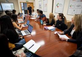 Clase en una sala de reuniones por falta de espacio en el edificio de la calle Rector López Argüeta, uno de los más masificados de la UGR.