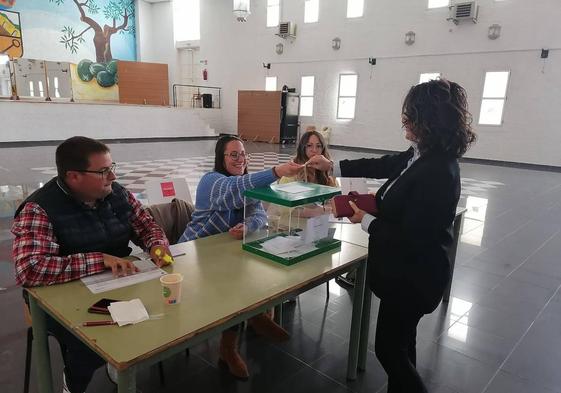 La alcaldesa de Cuevas del Campo deposita su voto en el referéndum este domingo.