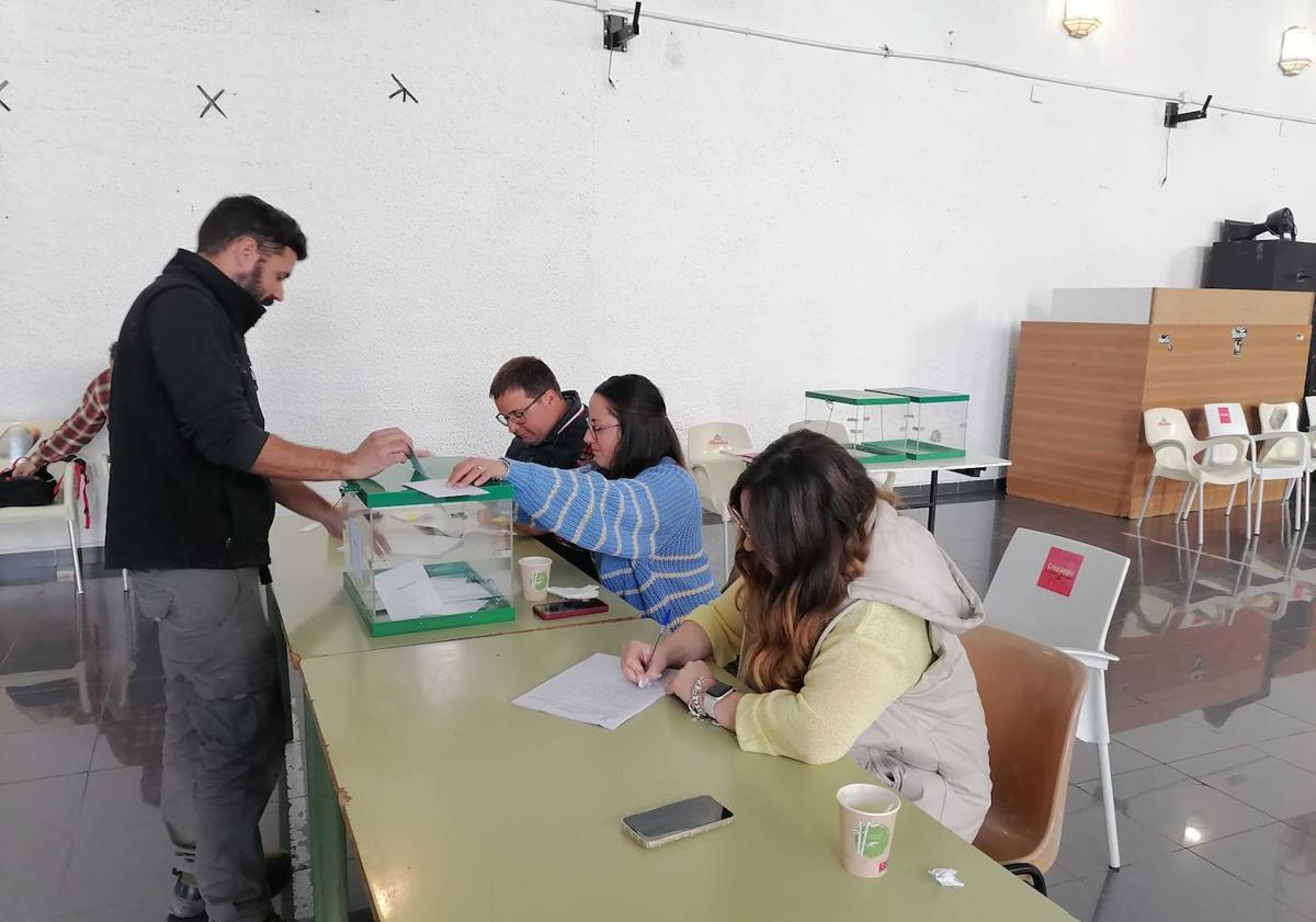 Imagen principal - Jaime deposita el voto ante su propia esposa, Jessica. Rosa Elena, colombiana, vota ilusionada por primera vez. La urna con los nueve votos adelantados.