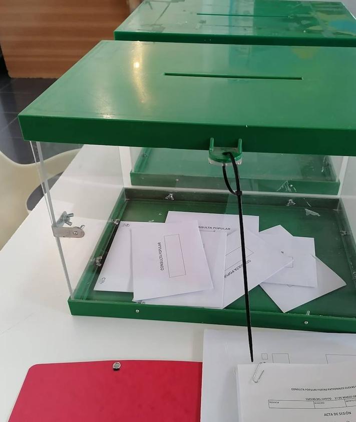 Imagen secundaria 2 - Jaime deposita el voto ante su propia esposa, Jessica. Rosa Elena, colombiana, vota ilusionada por primera vez. La urna con los nueve votos adelantados.