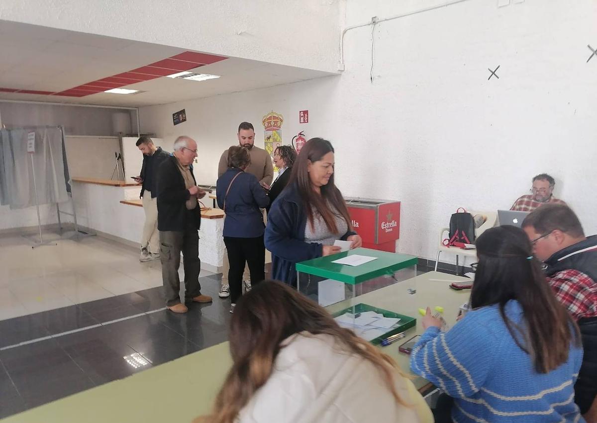 Imagen secundaria 1 - Jaime deposita el voto ante su propia esposa, Jessica. Rosa Elena, colombiana, vota ilusionada por primera vez. La urna con los nueve votos adelantados.