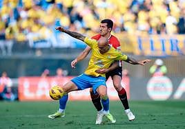 Sandro aguanta el balón ante el acoso de Dani Vivian.