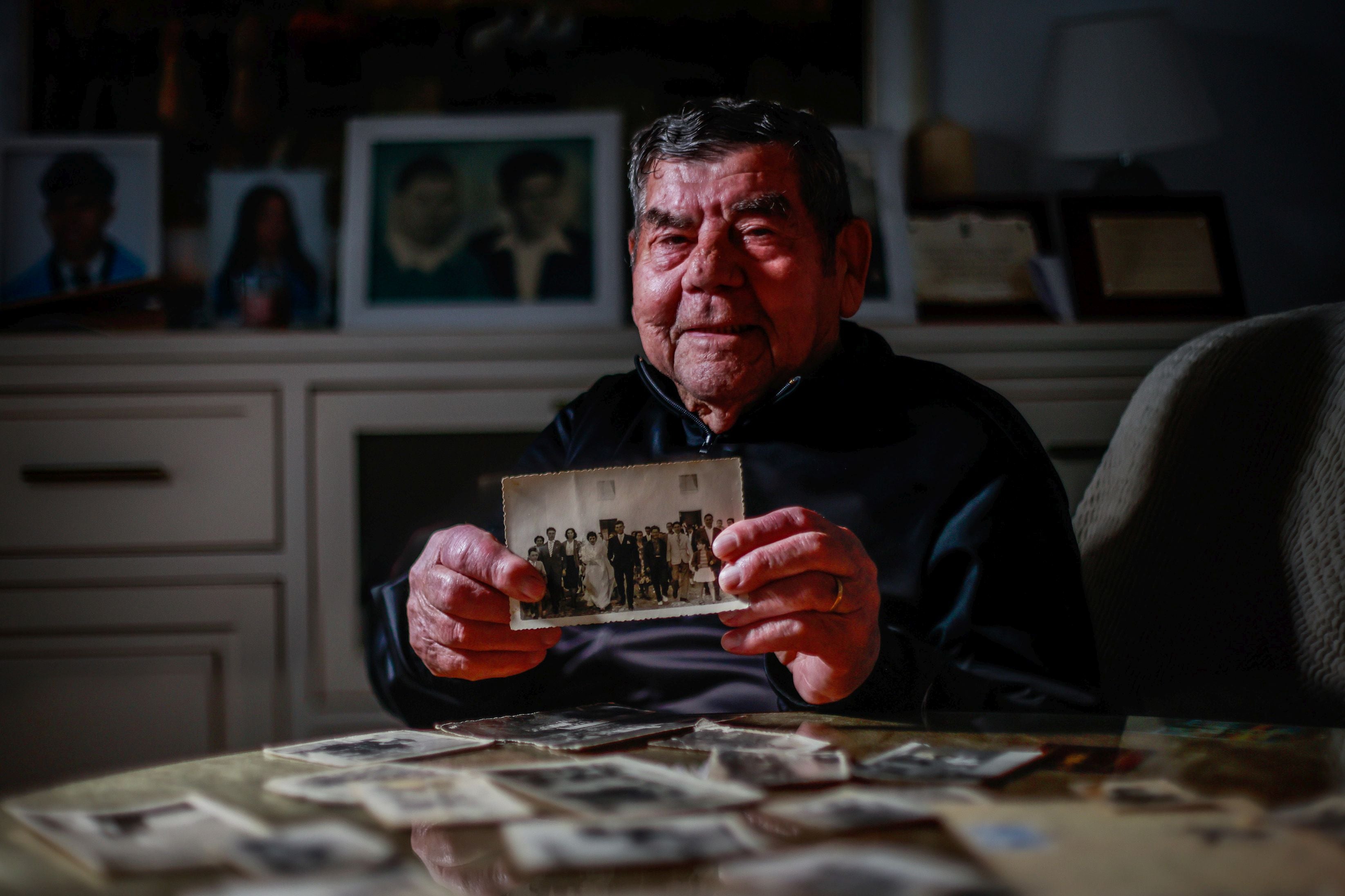 Eusebio muestra la fotografía de su boda.