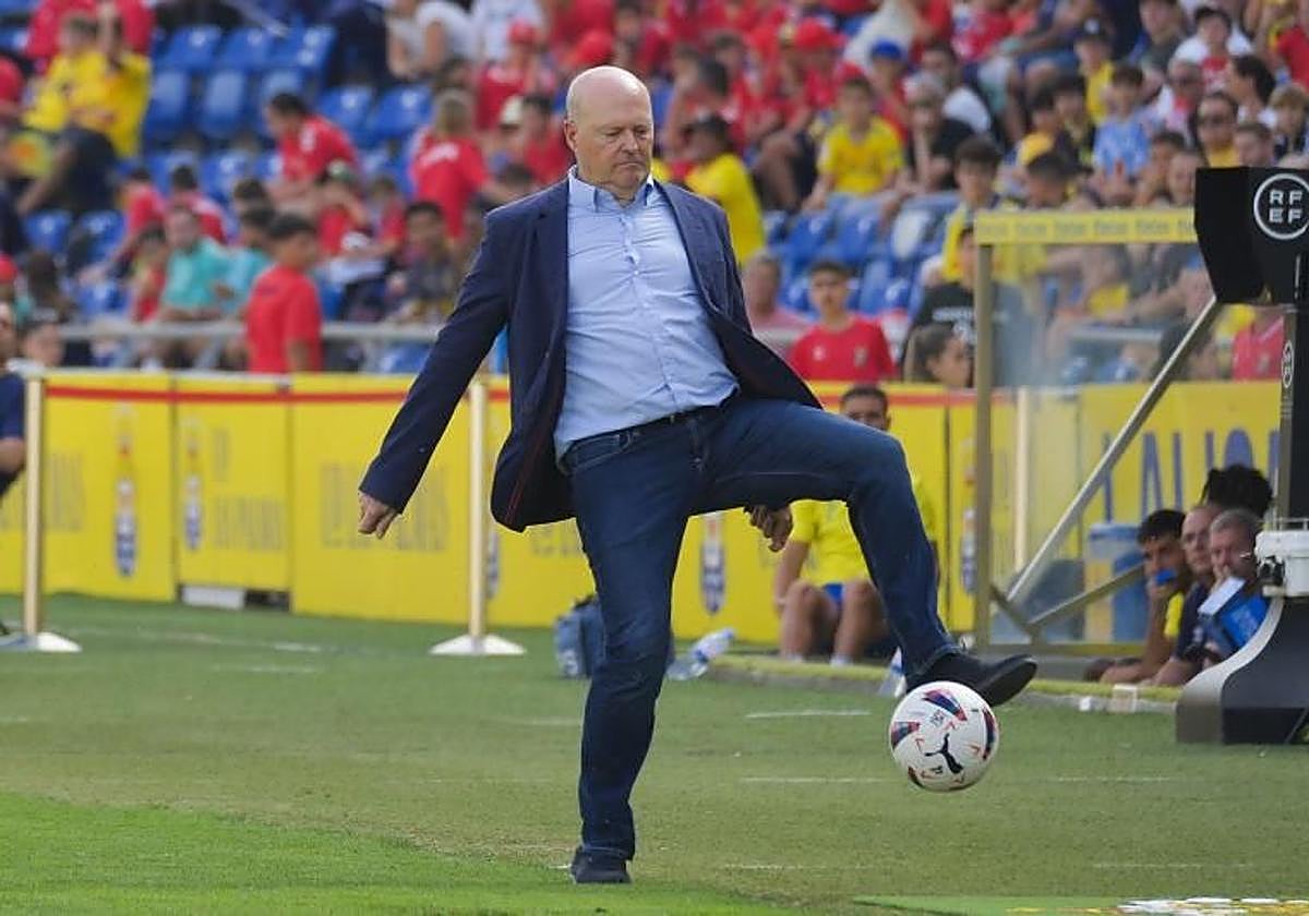 Pepe Mel controla un balón durante su debut como entrenador del Almería en el Estadio de Gran Canaria.