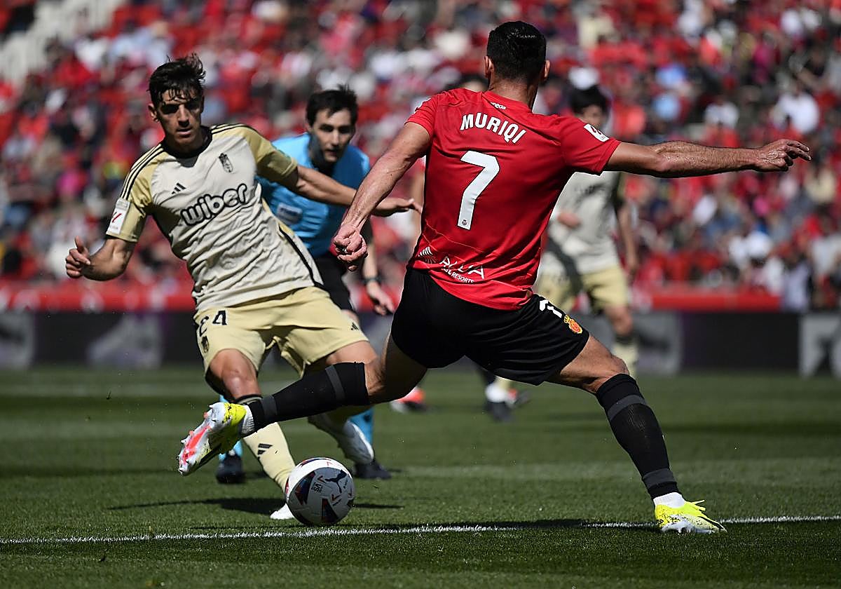 Gonzalo Villar acude a un balón dividido con Vedat Muriqi.