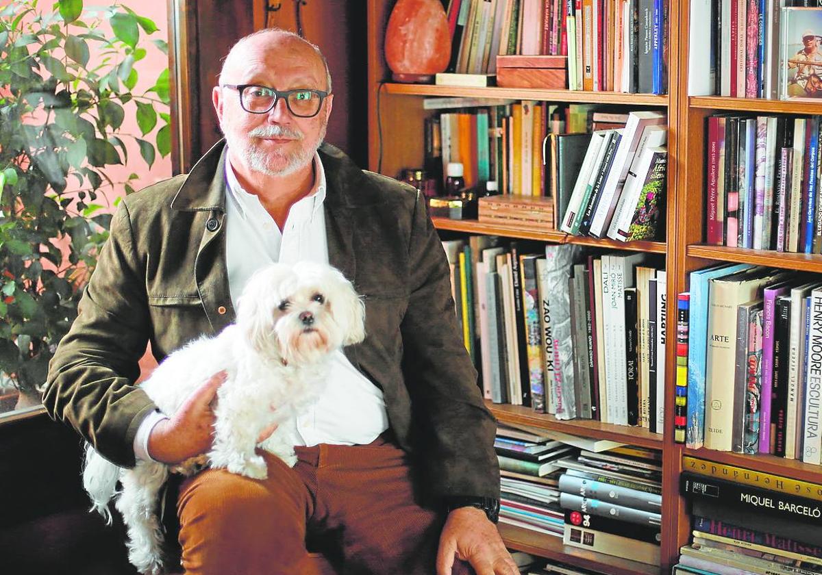 Jesús Conde Ayala con su perrita.