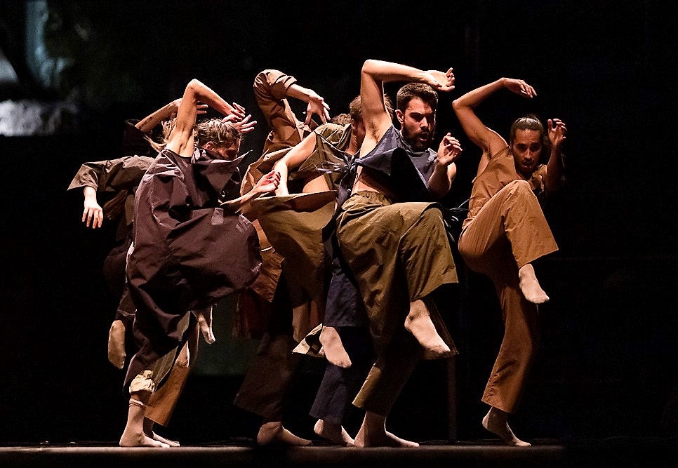 Bailarines durante un momento de la representación de 'Averno'.
