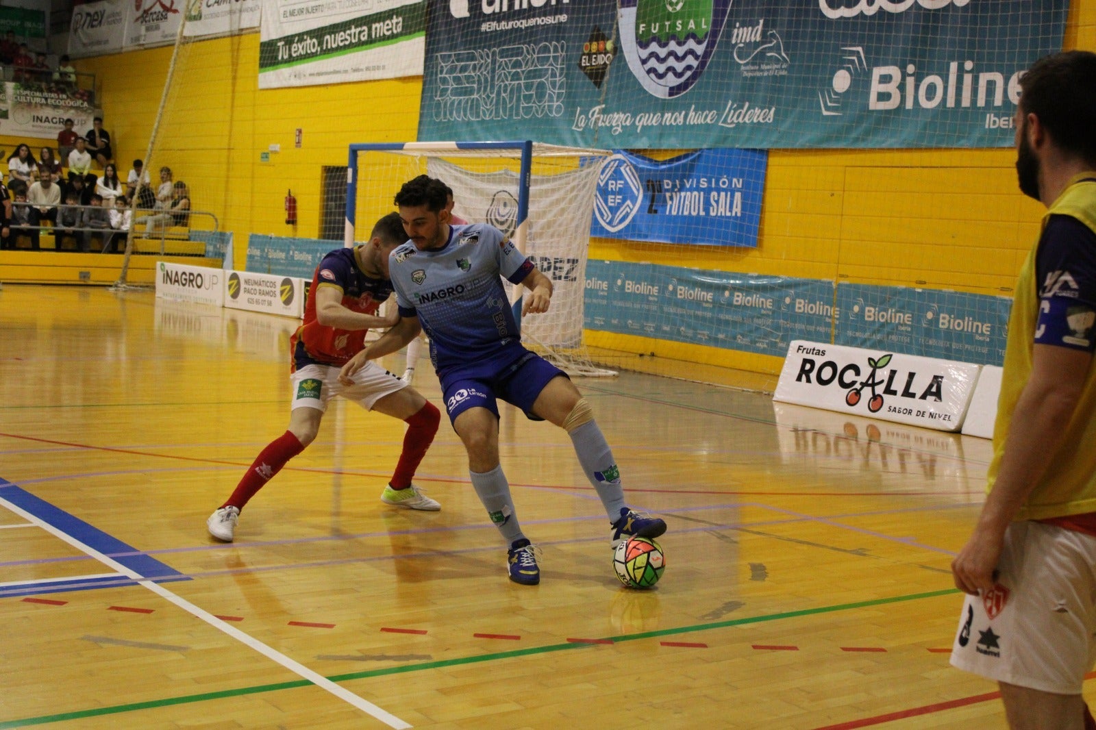 Juanan, máximo goleador de la categoría, controla ante un rival.