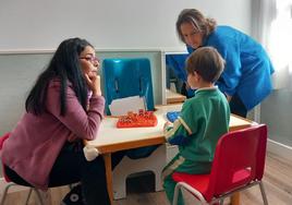 La consejera de Salud y Consumo, Catalina García, en una visita a un centro de atención temprana.