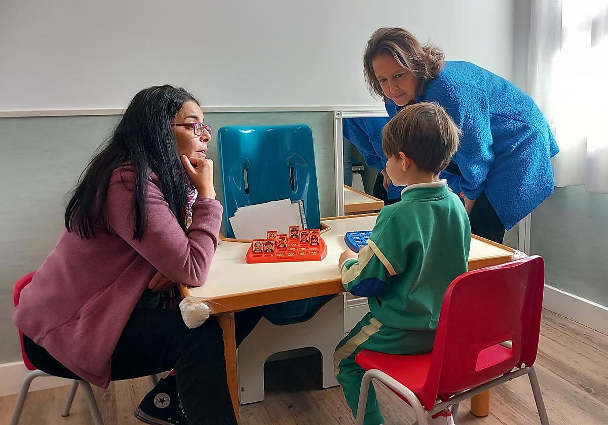 La consejera de Salud y Consumo, Catalina García, en una visita a un centro de atención temprana.