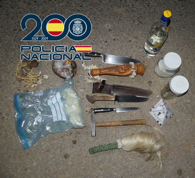 Objetos hallados en el maletero del detenido.